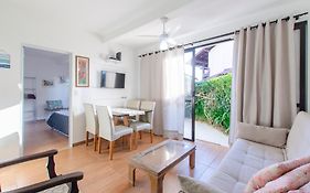 Apartamento pé na areia em condomínio com piscina N1298